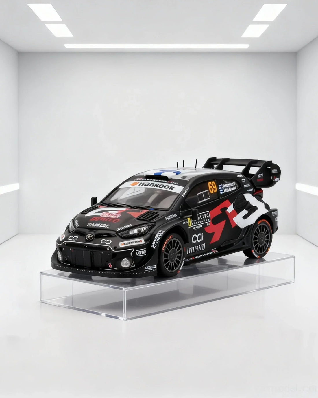 Modèle réduit de voiture de course Toyota Yaris WRC noire sur socle transparent, détails de course, disponible sur Vroomi