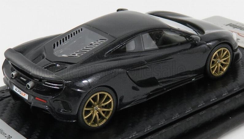 Modèle réduit McLaren 675LT noir avec jantes dorées sur base en fibre de carbone, désormais disponible chez Vroomi.