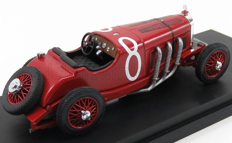 Modèle réduit de voiture de course vintage rouge avec le numéro 8 sur le côté, tuyaux du moteur apparents et roue de secours, proposé sur Vroomi.