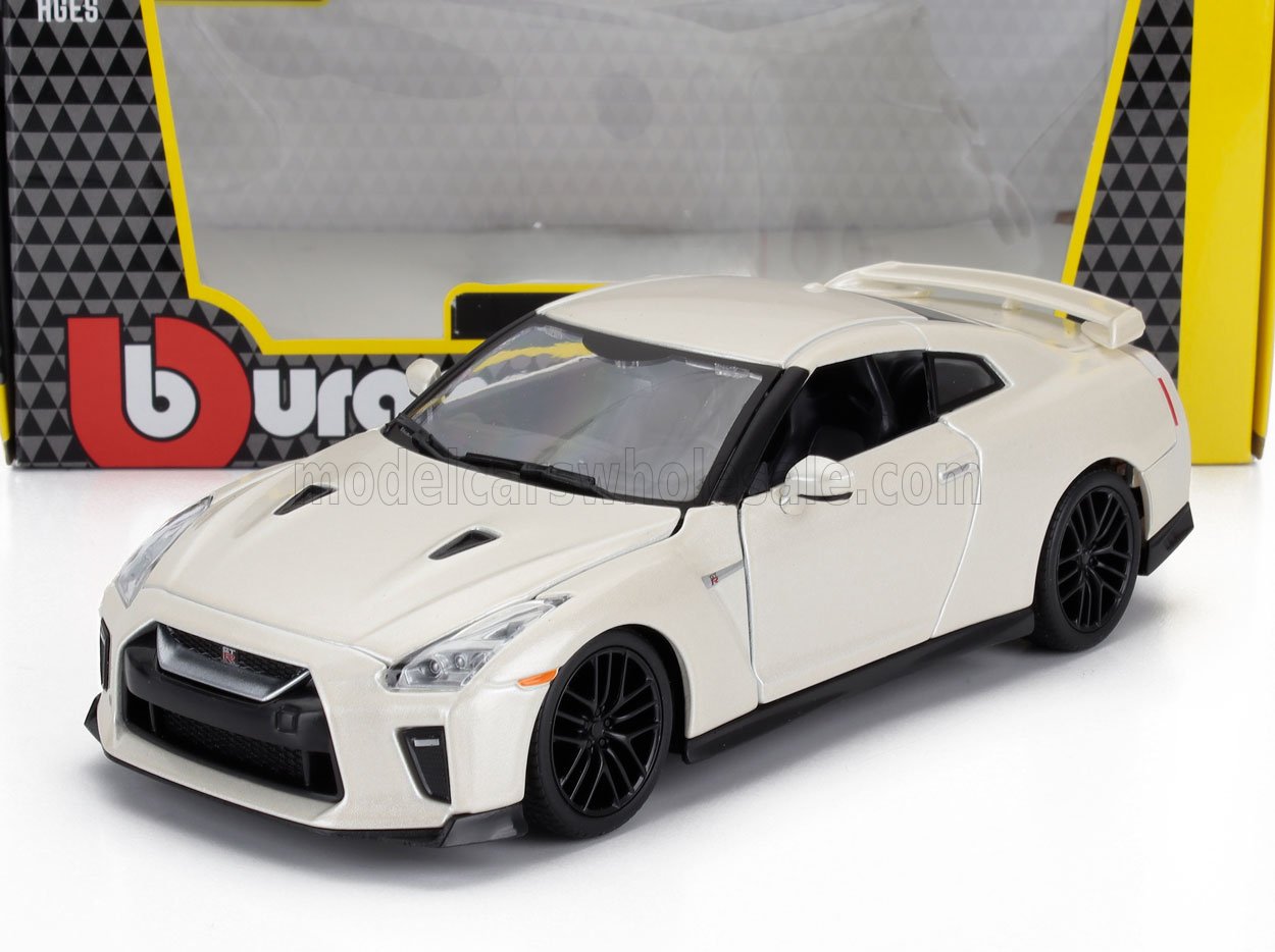 Modèle réduit Nissan GT-R blanc avec roues noires dans son emballage, désormais disponible sur la plateforme Vroomi.