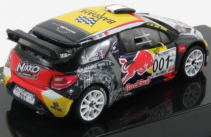 Modèle réduit de voiture Red Bull à l'échelle 1/18 avec logos détaillés des sponsors, disponible dès maintenant chez Vroomi.