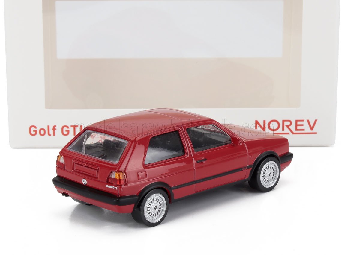 Modèle réduit Volkswagen Golf GTI rouge de Norev présenté dans un emballage blanc, référencé sur Vroomi.