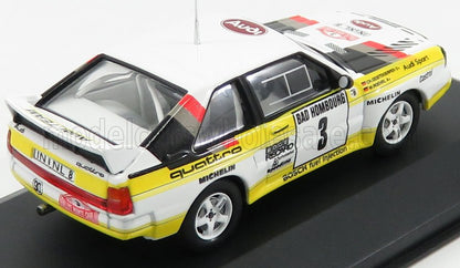 Modèle réduit de voiture de rallye Audi Quattro blanche et jaune avec décalcomanies de course et numéro 3, désormais disponible sur Vroomi.