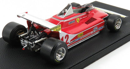 Modèle réduit vintage rouge d'une voiture de course Ferrari de Formule 1 avec décalcomanies détaillées, présenté sur un socle noir, disponible sur Vroomi.