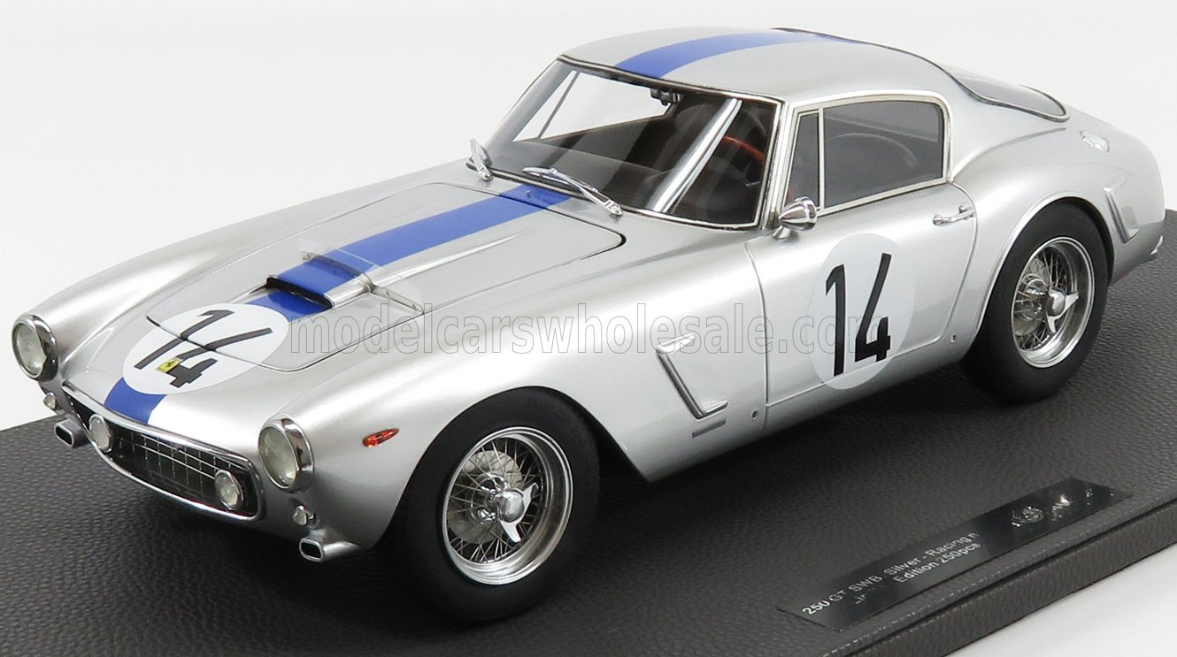Modèle réduit de voiture de course Silver 250 GT SWB avec bande bleue et numéro 14, présenté sur un socle noir, disponible via Vroomi.