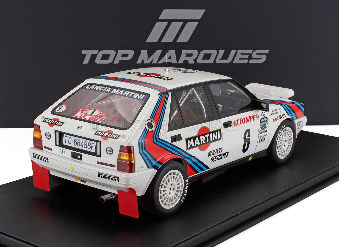 Modèle réduit de voiture de rallye Lancia Martini avec bandes et autocollants Martini, présenté par Top Marques, proposé sur Vroomi.