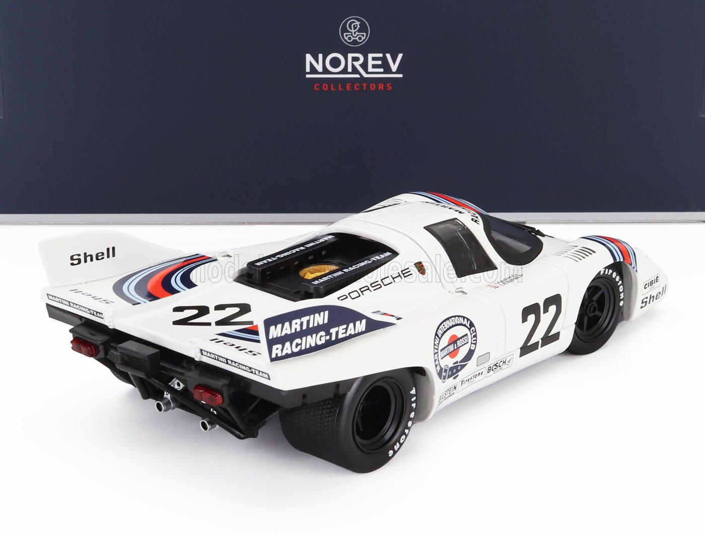 Modèle réduit Porsche Martini Racing blanc avec le numéro 22, décalcomanies détaillées et pneus noirs, disponible sur Vroomi.