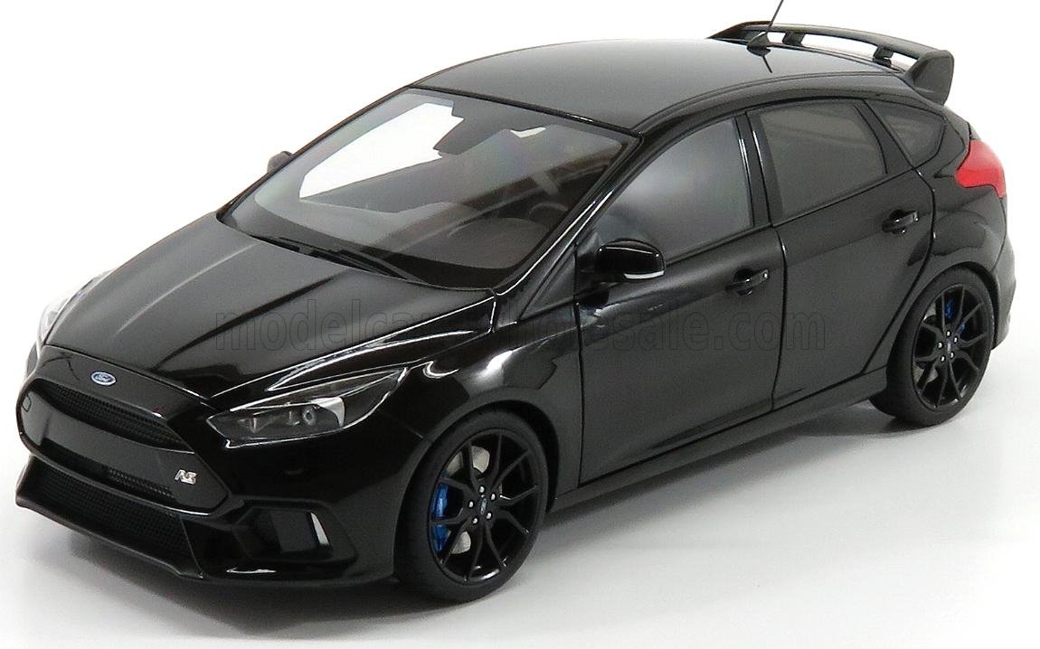 Modèle réduit de Ford Focus RS noir avec jantes noires et étriers de frein bleus, disponible sur la plateforme Vroomi.