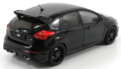 Ford Focus RS noire à hayon avec aileron arrière sportif et double échappement, disponible sur la plateforme Vroomi.