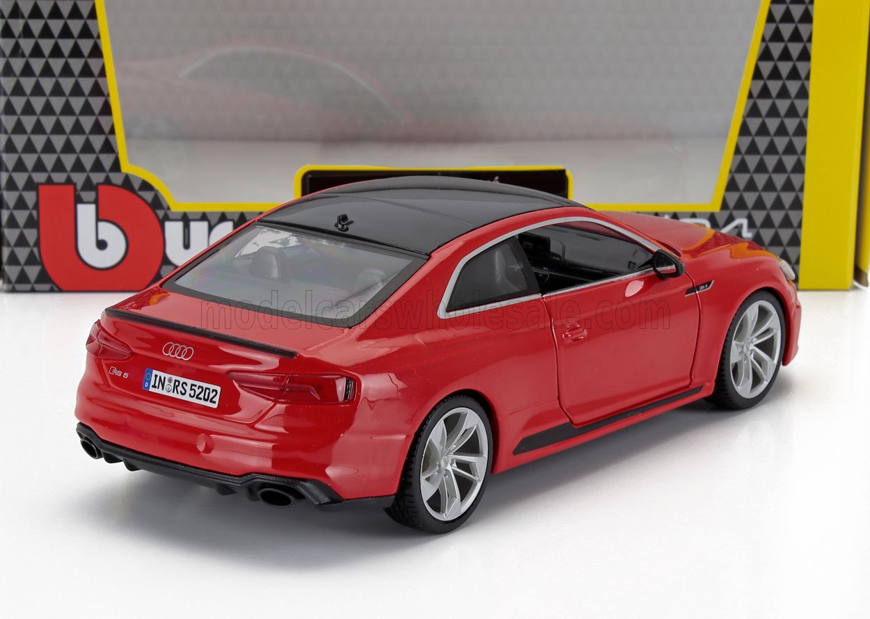 Modèle réduit Audi RS5 rouge avec toit noir et jantes argentées présenté dans son emballage de marque, désormais disponible sur Vroomi.