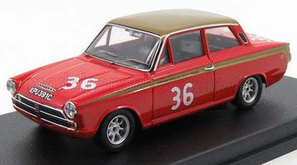 Modèle réduit vintage de voiture de course rouge et or portant le numéro 36, présenté sur un socle noir, disponible via Vroomi.