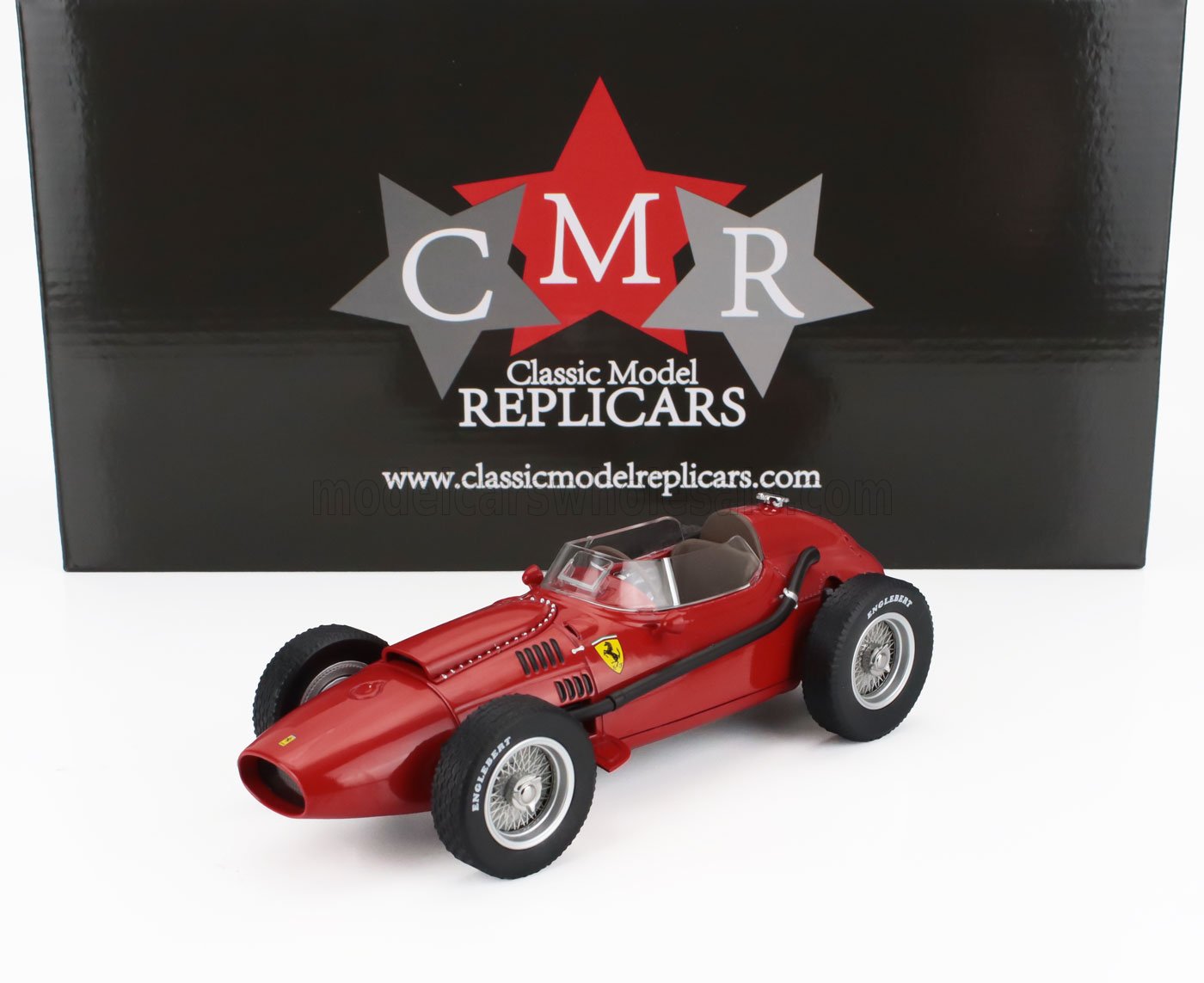 Modèle réduit classique de Ferrari rouge avec pneus Englebert exposé devant la boîte Classic Model Replicars, disponible sur Vroomi.