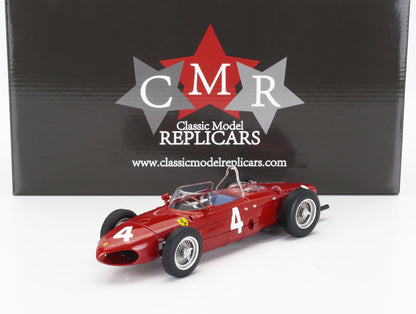 Voiture de course classique rouge numéro 4 devant la boîte Classic Model Replicars, désormais disponible sur Vroomi.
