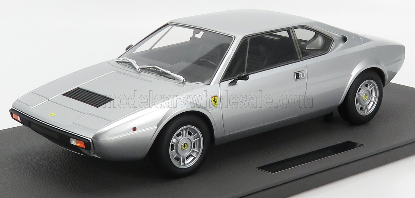 Modèle réduit Ferrari classique argenté sur socle noir, disponible sur la plateforme Vroomi.