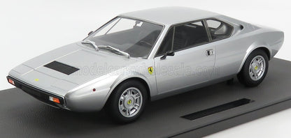 Modèle réduit Ferrari classique argenté sur socle noir, disponible sur la plateforme Vroomi.