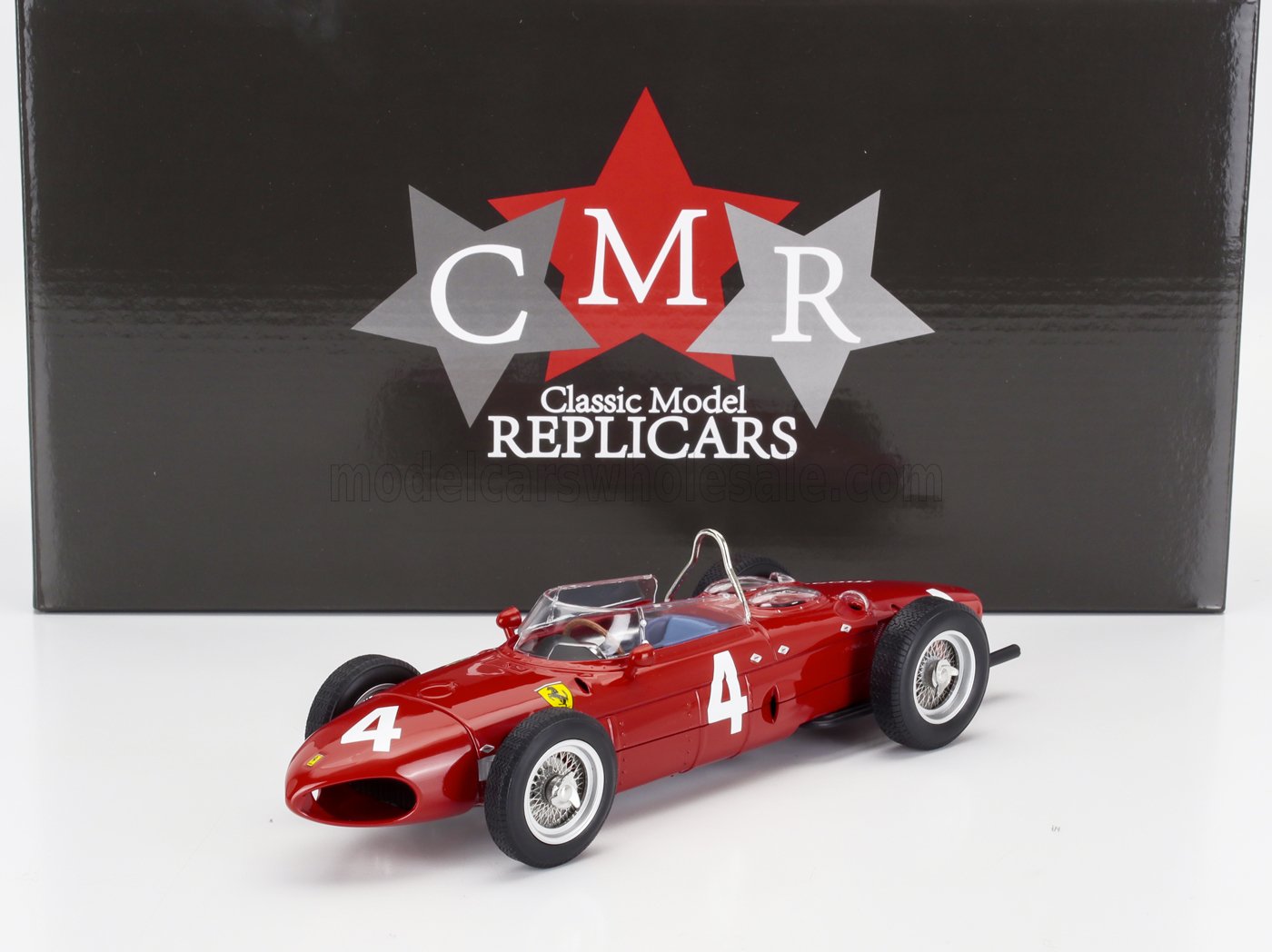Réplique de la voiture de course de Formule 1 classique rouge numéro 4 exposée dans son coffret CMR Replicars, disponible sur Vroomi.