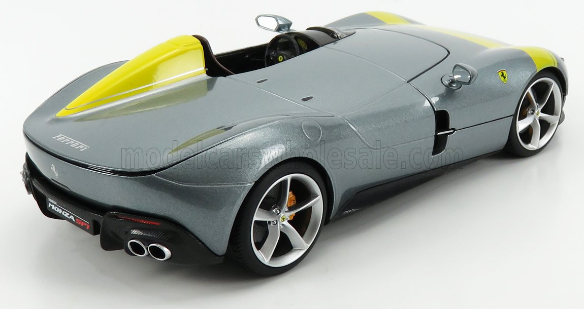 Modèle réduit Ferrari Monza SP1 argenté avec accents jaunes, design élégant et cockpit ouvert, désormais disponible sur Vroomi.