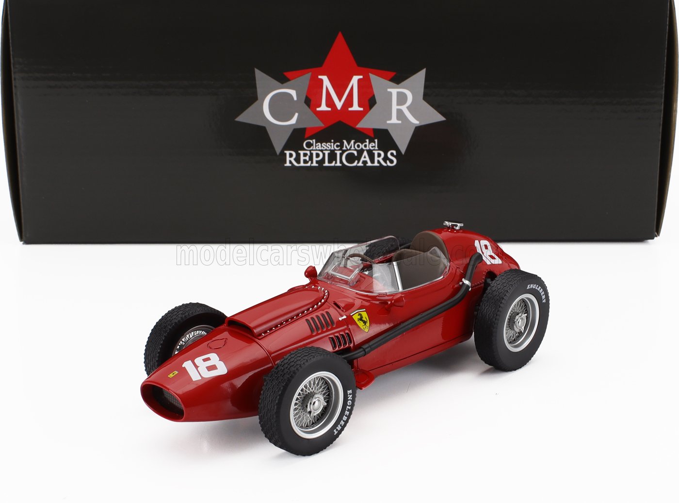 Modèle réduit vintage d'une Ferrari de course rouge n° 18 avec roues à rayons métalliques, exposé devant une boîte Classic Model Replicars, disponible sur Vroomi.