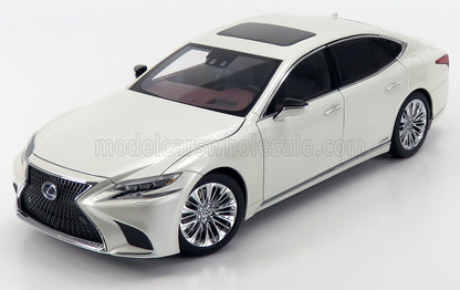 Modèle réduit de berline de luxe Lexus blanche avec toit ouvrant et jantes chromées, disponible sur la plateforme Vroomi.