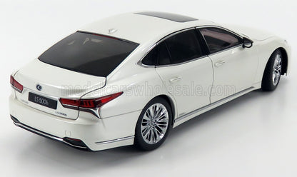 Modèle réduit de berline de luxe Lexus LS 500h blanche vue de l'arrière disponible à l'achat sur Vroomi