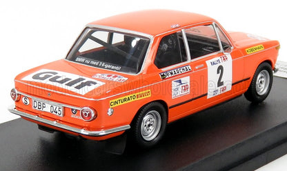 Modèle réduit orange classique de la BMW 2002 de rallye avec autocollants des sponsors, disponible via Vroomi.