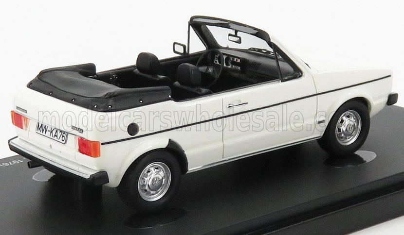 Modèle réduit de voiture décapotable vintage blanche avec intérieur noir sur socle d'exposition, proposé sur Vroomi.