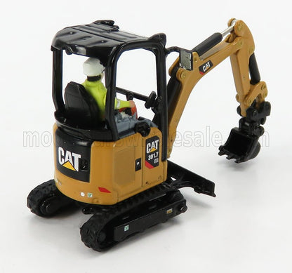 Mini-pelle CAT 301.7 jaune avec figurine d'opérateur, chenilles et bras détaillés, proposée sur Vroomi.