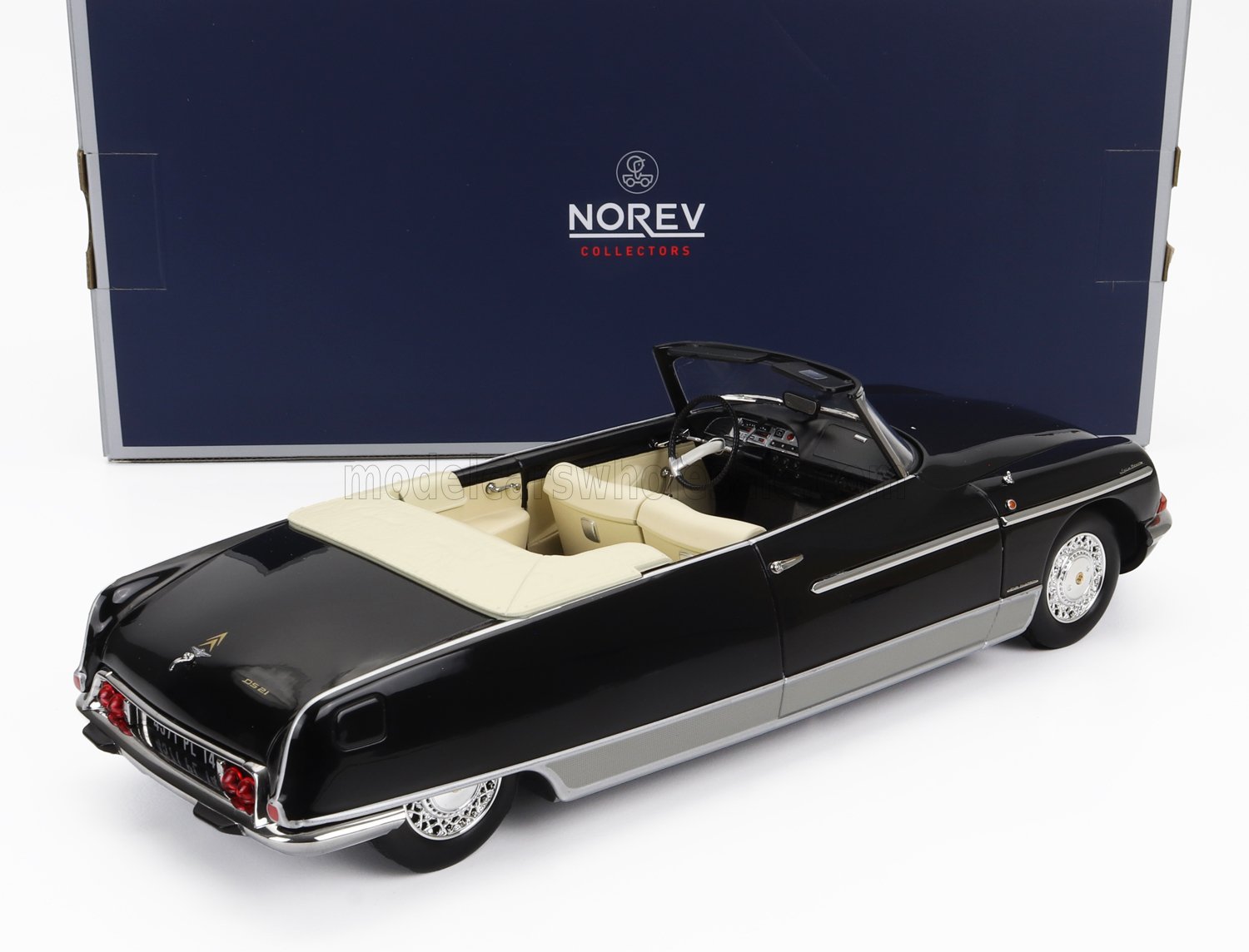 Modèle réduit Citroën DS Cabriolet à l'échelle 1:18, noir et beige, par Norev, avec intérieur détaillé, disponible sur Vroomi.