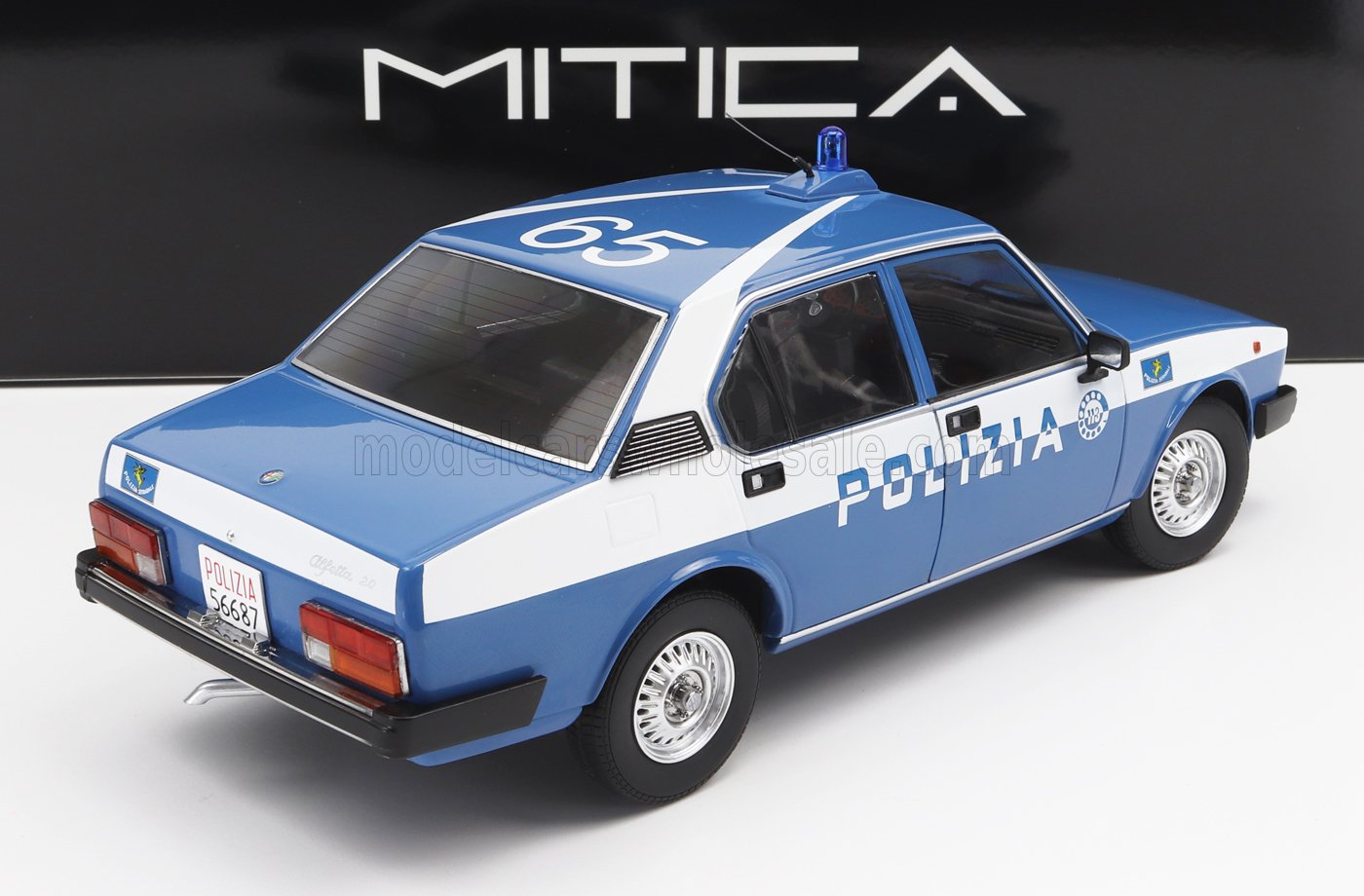 Modèle réduit de voiture de police Alfa Romeo 2.0 Polizia bleue et blanche portant le numéro 65, disponible sur Vroomi.