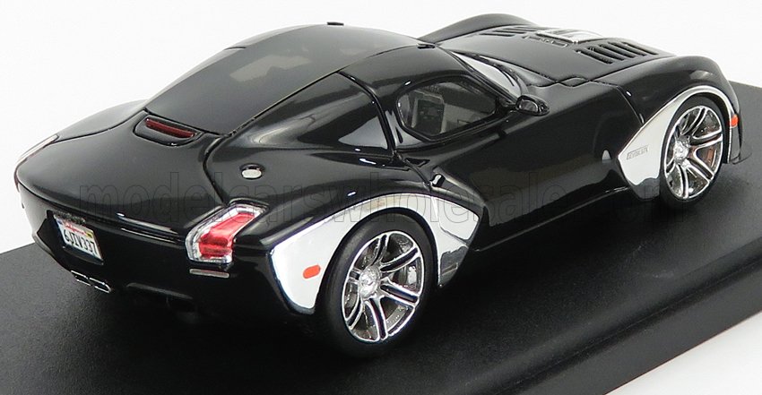 Modèle réduit de voiture de sport noire avec jantes chromées sur socle noir, disponible chez Vroomi.