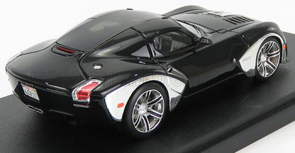 Modèle réduit de voiture de sport noire avec jantes chromées sur socle noir, disponible chez Vroomi.