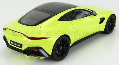 Modèle réduit Aston Martin Vantage vert fluo avec toit et roues noirs, disponible à l'achat sur Vroomi.