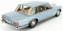 Modèle réduit de Mercedes 600 bleu clair avec intérieur beige, réplique de collection trouvée chez Vroomi.