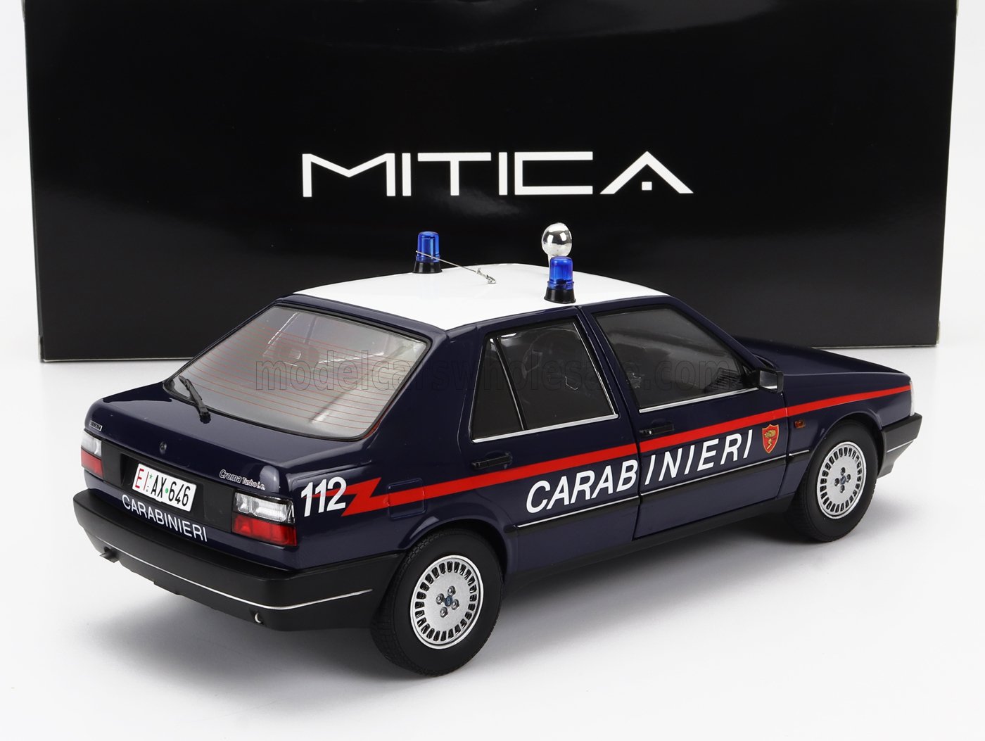 Modèle réduit de voiture de police des Carabinieri bleu et blanc avec bande rouge et sirènes, disponible sur Vroomi