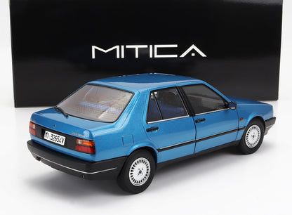 Modèle réduit classique bleu Alfa Romeo 75 Turbo avec des détails minutieux, proposé par Vroomi.