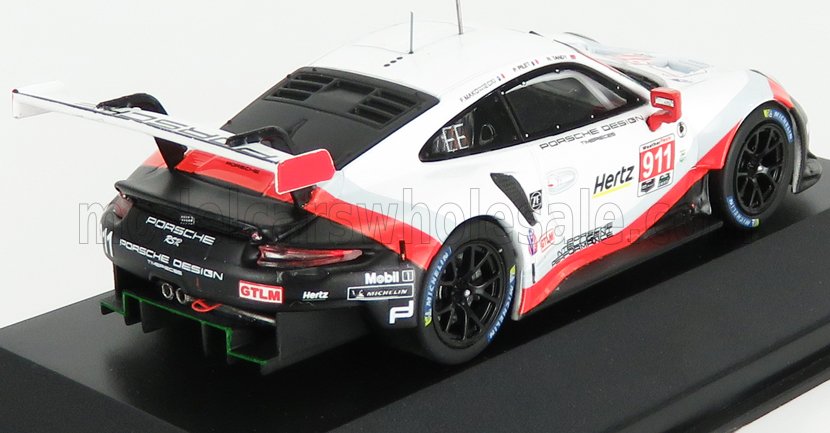 Modèle réduit de voiture de course Porsche 911 GT3 blanche et rouge avec décalcomanies GTLM, présenté sur un socle noir, désormais disponible sur Vroomi.