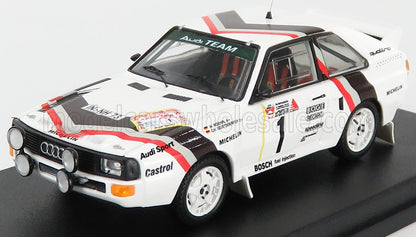 Maquette réduite d'une voiture de rallye Audi Sport blanche avec bandes rouges et noires, disponible sur Vroomi.