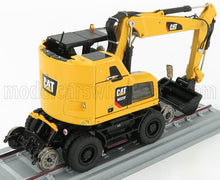 Modèle réduit de pelle sur pneus CAT M323F jaune sur chenilles grises, disponible via Vroomi