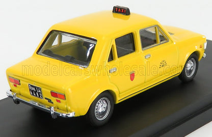 Taxi vintage jaune avec plaque d'immatriculation rom, présenté sur un socle noir, désormais disponible sur Vroomi.