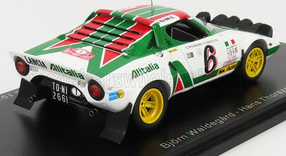 Modèle réduit de voiture de rallye Lancia Stratos aux couleurs d'Alitalia, avec roues jaunes, présenté sur un socle d'exposition, disponible sur Vroomi.