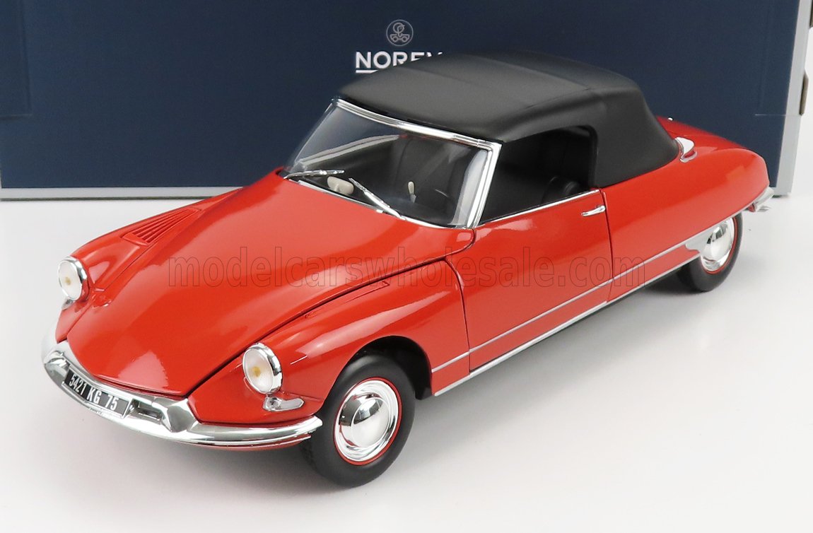 Voiture décapotable vintage rouge avec capote noire et détails chromés, proposée sur Vroomi.