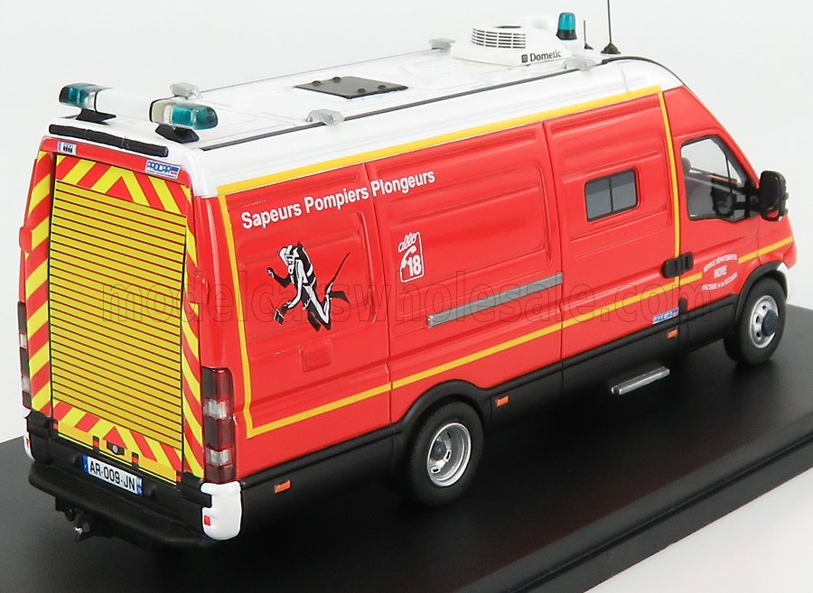 Modèle réduit rouge et jaune du camion de secours des Sapeurs Pompiers Plongeurs français exposé, disponible sur Vroomi.