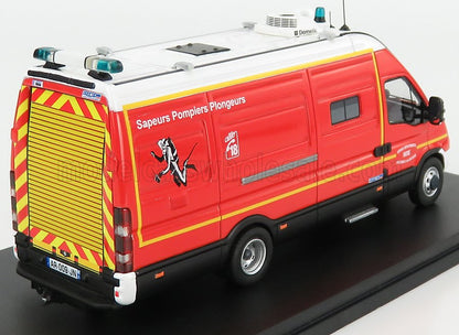 Modèle réduit rouge et jaune du camion de secours des Sapeurs Pompiers Plongeurs français exposé, disponible sur Vroomi.