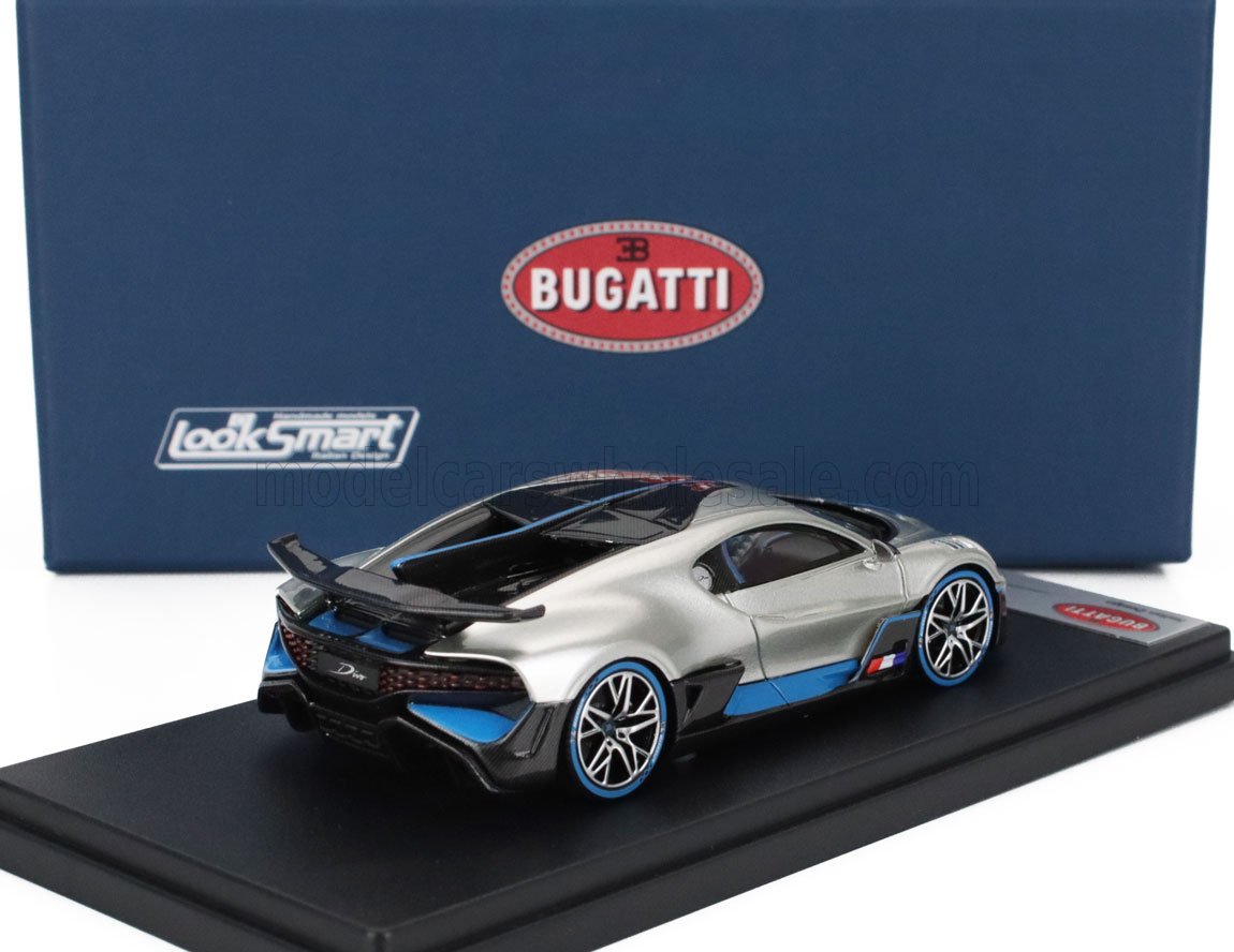 Modèle réduit Bugatti Divo argent et bleu sur socle d'exposition avec boîte Bugatti bleue, disponible sur Vroomi