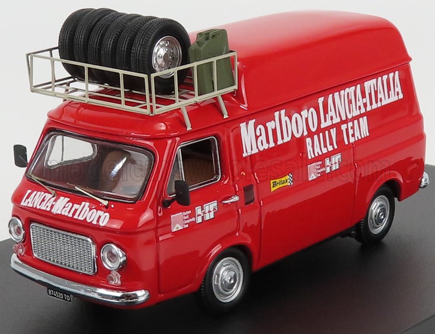 Modèle réduit rouge de la camionnette de l'équipe de rallye Lancia Marlboro Italia avec galerie de toit transportant des pneus, disponible via Vroomi.