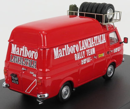 Camionnette Fiat vintage rouge avec le logo Marlboro Lancia-Italia Rally Team et des pneus de secours sur le toit, disponible via Vroomi.
