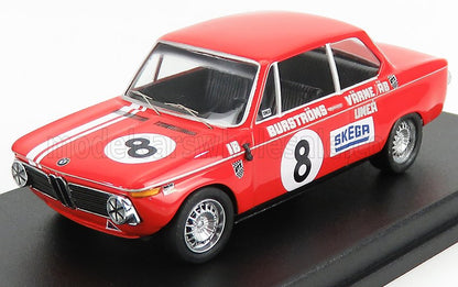 Modèle réduit de voiture de course vintage rouge avec le numéro 8 et les autocollants des sponsors, désormais disponible sur Vroomi.