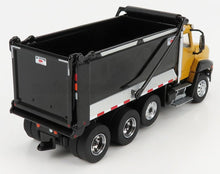 Modèle réduit de camion-benne jaune et noir à quatre roues, avec jantes chromées détaillées, disponible à sale Vroomi.