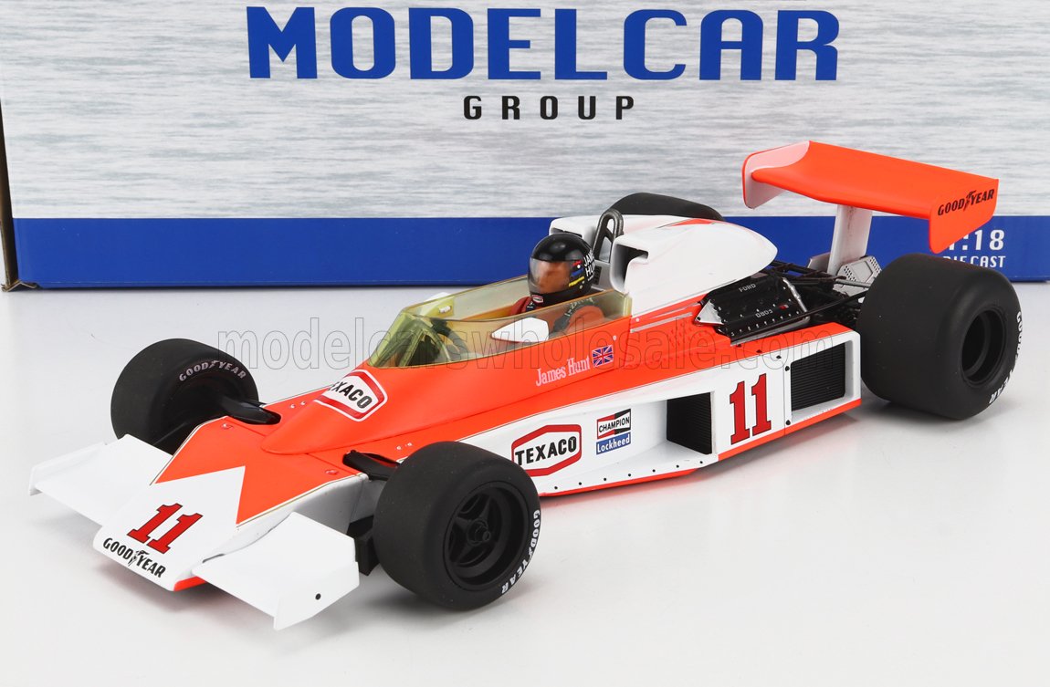 Modèle réduit McLaren M23 Formula 1 à l'échelle 1/18, orange et blanc, avec pneus Goodyear et autocollant James Hunt, disponible chez Vroomi.