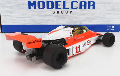 Modèle réduit à l'échelle 1:18 de la voiture de course McLaren Formula 1 de James Hunt avec pneus Goodyear, disponible chez Vroomi.